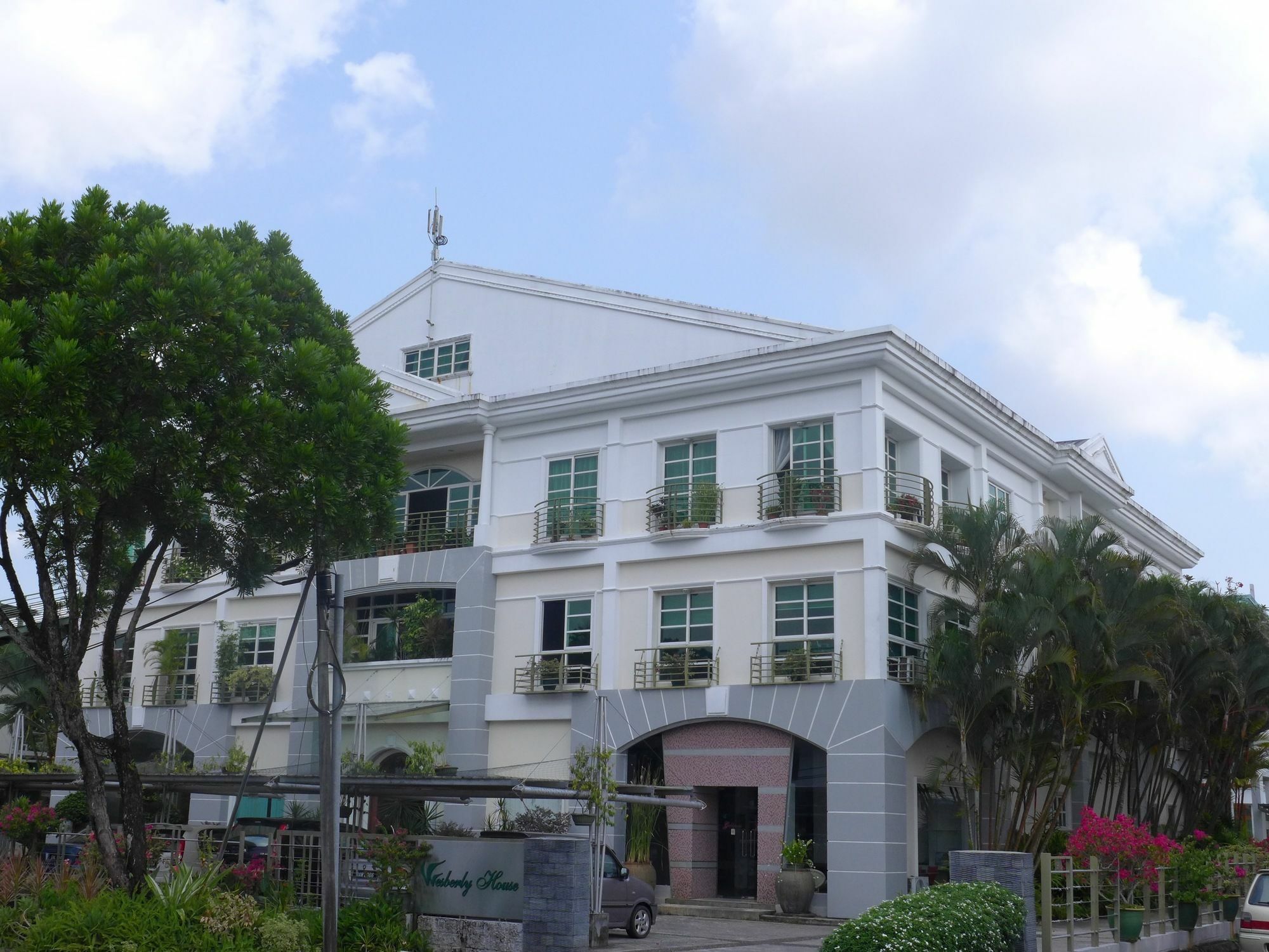 Wesberly Apartments Kuching Exterior photo
